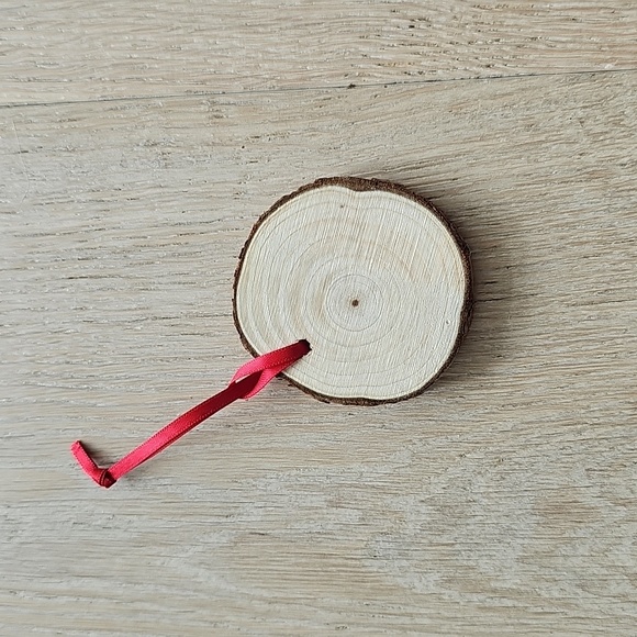 NWOT Makers Mark Whiskey Wooden Ornament - Picture 2 of 2